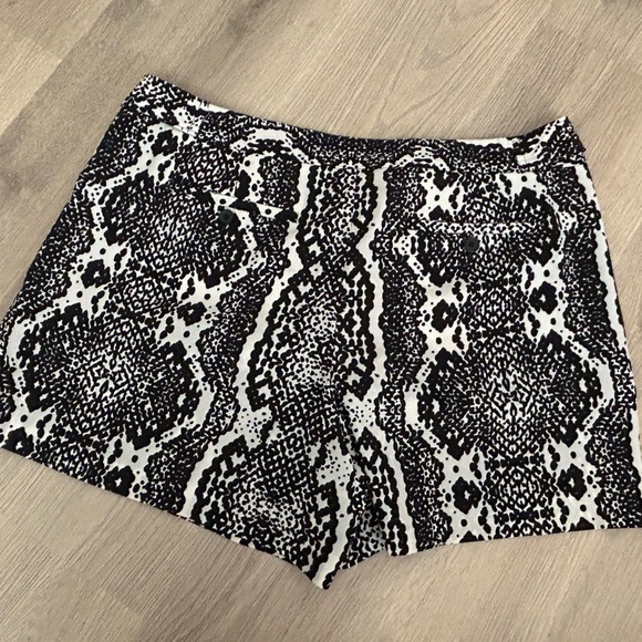 Loft Pattern Shorts - Picture 3 of 5